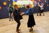 Seniorka tańczy z uczennicą liceum