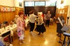 Seniorzy tańczą solo oraz w parach