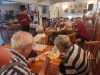Seniorzy w Domu Seniora Piękny Brzeg, słuchający wykładu Oznakowanie żywności. Jak czytać etykiety.